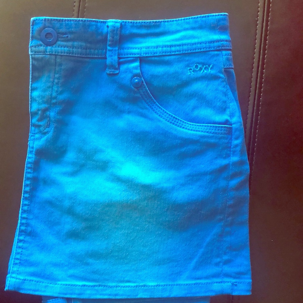 A blue Roxy jean skirt( denim)
